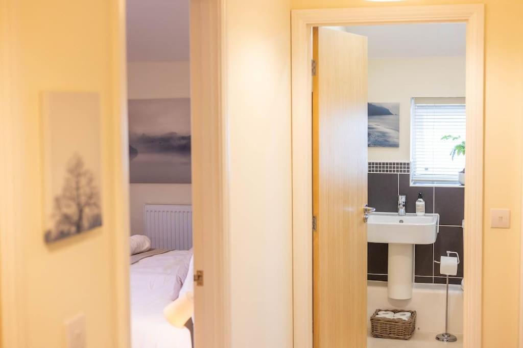 The Wellness Lodge- Gym, Table Tennis, Cinema, Parking And More! Bath Ngoại thất bức ảnh
