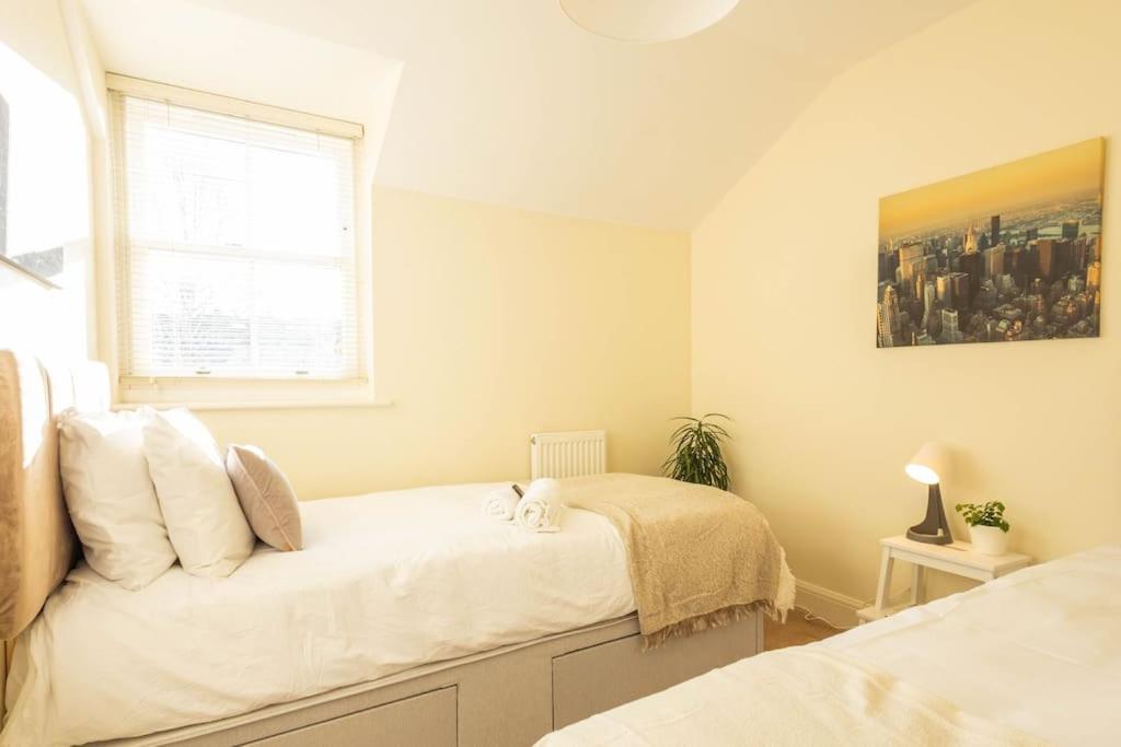 The Wellness Lodge- Gym, Table Tennis, Cinema, Parking And More! Bath Ngoại thất bức ảnh
