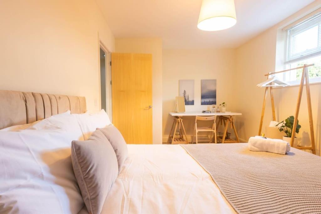 The Wellness Lodge- Gym, Table Tennis, Cinema, Parking And More! Bath Ngoại thất bức ảnh
