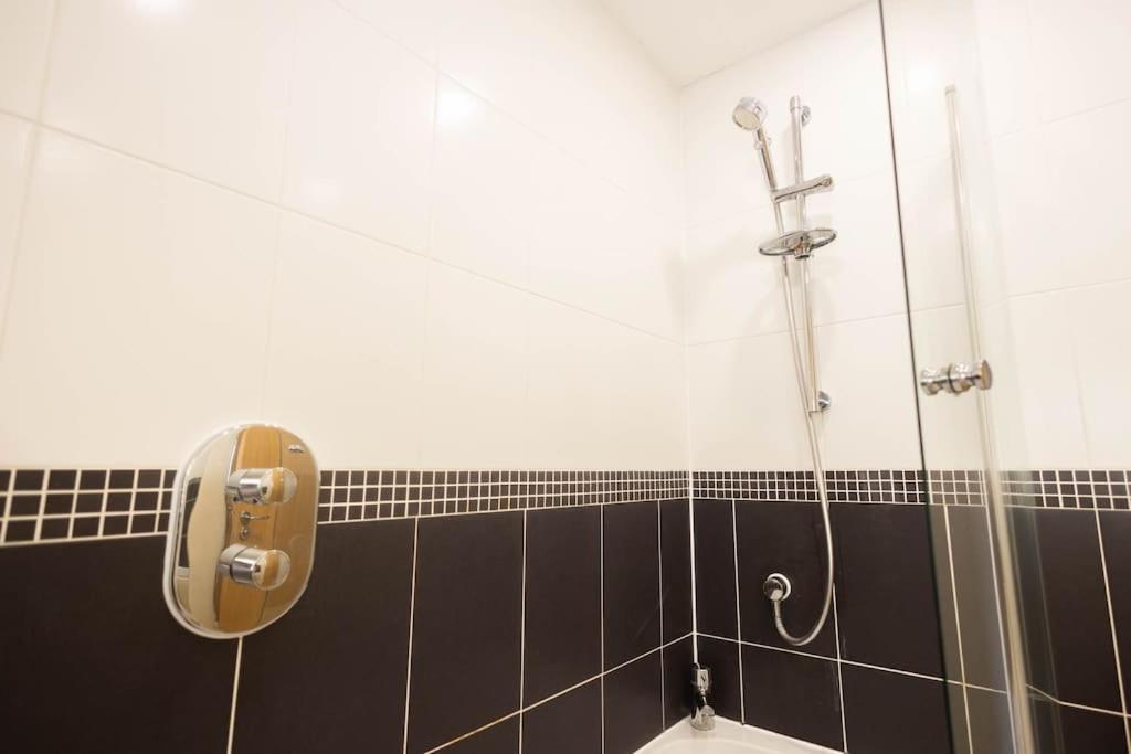 The Wellness Lodge- Gym, Table Tennis, Cinema, Parking And More! Bath Ngoại thất bức ảnh