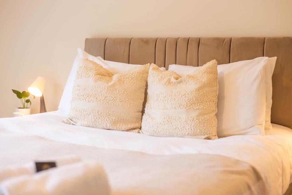 The Wellness Lodge- Gym, Table Tennis, Cinema, Parking And More! Bath Ngoại thất bức ảnh