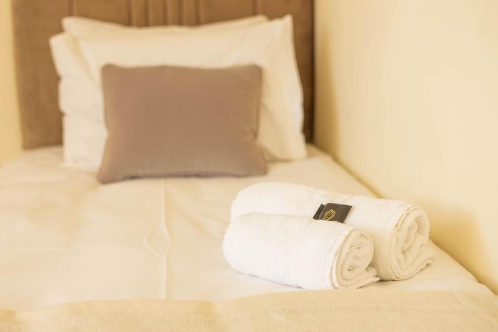 The Wellness Lodge- Gym, Table Tennis, Cinema, Parking And More! Bath Ngoại thất bức ảnh