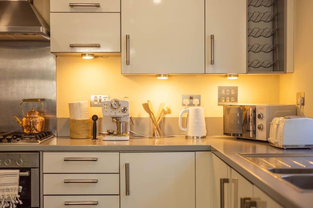 The Wellness Lodge- Gym, Table Tennis, Cinema, Parking And More! Bath Ngoại thất bức ảnh