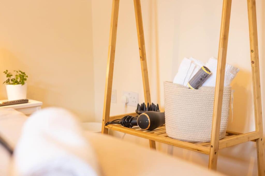 The Wellness Lodge- Gym, Table Tennis, Cinema, Parking And More! Bath Ngoại thất bức ảnh